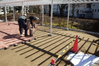 団地前広場　インターロッキング作業中